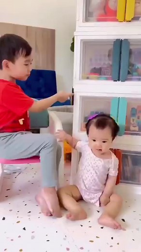 🌲🎅Minimalist Space Saver Storage Bins🎁🗄 🗃【Foldable & Quick Installation】 Foldable storage box you can assemble with a very simple way within 30 seconds. When you don't need it, you can be fold it to save space.🗃【Stackable & Durable】 The stackable storage bins are made of durable and heavy-duty PP material, which is sturdy and durable. Stack as many bins as you want to storage a lot of stuff. 🗃【Clear Door and Two Opening Ways】 The white storage bins with lids is able to open in two ways. Y