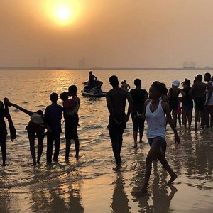 Tragedy: See moment Divers we’re searching for a merry maker who drowned at Oniru Beach on New Year Day #newyeardisaster #newyear #lagosbeach #onirubeach #emergencias #nigeriapoliticsonline | NigeriaPoliticsOnline | Facebook