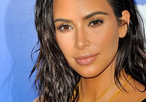 Kim Kardashian sait se maquiller seule et elle le prouve en se filmant dans sa salle de bain - Elle