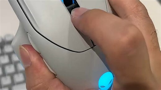 外星人AW620M双模游戏鼠标，有线无线自由切换，手感舒适，精准响应，长时间打游戏也不累，适合桌面办公或电竞场景。