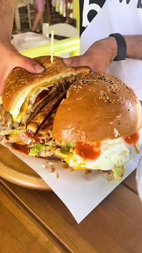 Let's eat guy's Big Burger #burger #bigburger #yummyfood #myfavorite #hamburger #chesseyburger #trending #viralreels #trendingreels #facebookreels #viralpage #fypシ゚viral #StarsEverywhere #fbreels | Zaniyah Betonio