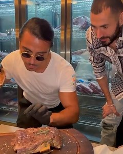 10M views · 27K reactions | Benzema e Salt Bae | Benzema com o Salt Bae tá passando pela sua timeline!  #Benzema Crédito: Instagram /nusr_et | By TNT Sports Brasil | Facebook