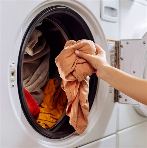 When washing clothes, don’t just put in detergent! Do this little trick, dirty clothes will be like new! Check the 1st comment | 50 Shades of Amazing | Facebook