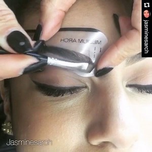 Good Tip 󾭚✔️@jasminesarch Using a stencil helps fill in a difficult area󾮗🏻 the more you use it, the better you get!!! Make sure you use a lighter shade at the front and darker towards the tail󾍘🏻. #anastasiabeverlyhills #videos #turorials #makepvideos #eyebrows #browtherapy #browsonpoint #howtodraweyebrows #allaboutthearch #allaboutthebrow #eyebrowtips #growyourbrows #eyebrowlessons #makeuptips #makeuptutorials | Wakeup Your Makeup
