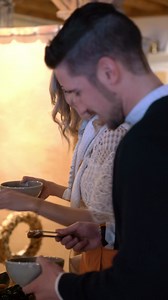 Ayurveda-Küche: ganzheitliche Medizin Ayurveda sieht den Menschen als Einheit von Seele, Geist und Körper. Seine Ernährungslehre basiert auf den Prinzipien der drei Doshas: Vata, Pitta und Kapha, die jedem menschlichen Körper innewohnen. Ebenso wie unsere internationale und regionale Küche verwenden wir für unsere Ayurveda-Rezepte frische, biologische Nahrungsmittel von Märkten und Bauern aus der Region, um lange Anfahrtswege zu ersparen und um mit den Elementen unserer Breitengrade zu arbeiten.