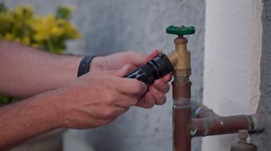 Rain Bird MBSTKTF1S Drip Irrigation Micro-Bubbler, Adjustable Height Staked Riser with 1/4" Tubing and Barbed Coupler, 360° Full Circle Pattern, 0-3' Spray Distance