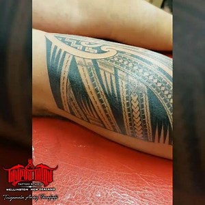 Tattoo by Tuigamala Andy @taupoutatau_andy ................ Video of mixed #polynesian #Samoan #Maori #kirituhi full calf piece. ............... For bookings DM or email andy@taupoutatau.com @taupoutataustudio #tattoo #tatau #boompineapple #yesplz #eztattooing #taupoutatau #freehand #kustom #Polynesian #wellingtontattooist @eztattooing @ohanaorganics @tacsciences | Taupou Tatau