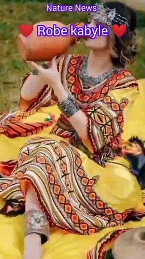 La robe kabyle : Une histoire, un patrimoine La robe kabyle traditionnelle d’une région, bien qu’elle puisse se distinguer des robes des autres régions de Kabylie, garde les similitudes qu’elle partage avec ces dernières car autrefois il existait un modèle standard et plus simple dans les différentes régions. Auparavant, la robe kabyle était une robe très similaire à la robe chaouie, au hayek et à la tenue des berbères du Maroc. Bien large et faite à base de laine blanche fine tissée, ses manche