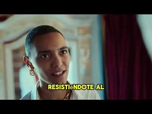 Un policía racista desnuda a una mujer negra