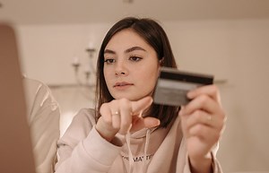 Bitdefender: Hackerii au lansat o nouă campanie de e-mail-uri frauduloase care pretind a fi trimise din partea unor companii de curierat cunoscute pe piața locală, precum FAN Courier, DPD, DHL, Poșta Română și Balcan