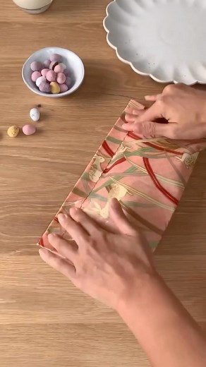 6.5K views · 13 reactions | Here’s a plastic-free way to store your left-over Easter goodies from @HanaBee_Wraps on Etsy  Adjust the size easily⁣  Keep your food fresh longer⁣ ♻️ Reusable  AND made of 100% natural ingredients - not plastic!⁣ | Etsy | Facebook