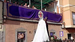 🌺 Lluvia de pétalos a los sagrados titulares en la Avenida Julio Ruiz de Alda | Periódico Melilla HOY