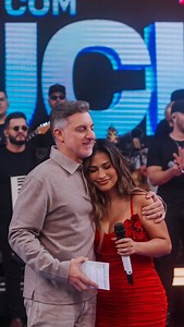 2.9M views · 12K reactions | Já falei outras vezes do quanto sou defensor da família, do amor e do casamento. Sou fã da história de vida desse casal, dessa família linda que inspira tanta gente. Que honra receber @simonemendes e @kakadiniz no Domingão ❤️ | Luciano Huck | Facebook