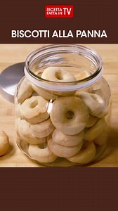 BISCOTTI ALLA PANNA Semplici da preparare e ottimi da gustare a colazione o la sera assieme a una tisana fumante 😊 INGREDIENTI 200 ml panna da cucina 150 g zucchero 1 bustina vanillina 40 g olio di semi di girasole 1 uovo 50 g fecola di patate 420 g farina 00 9 g ammoniaca per dolci PROCEDIMENTO Per preparare i biscotti alla panna, versiamo in una ciotola la panna, lo zucchero, l’uovo, la vanillina, l’ammoniaca per dolci, l’olio di semi, la fecola di patate e mescoliamo. Aggiungiamo la farina p