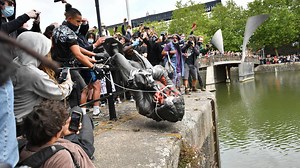Slave trader statue toppled and pushed into harbour by Bristol anti-racism protesters | LBC
