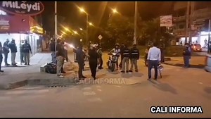 CALI INFORMA Mujer toma la decisión de volarse de un puesto de control en el que se encontraban todas las autoridades, después de que le informaran que su motocicleta sería inmovilizada, los hechos ocurrieron en el Oriente de Cali más exactamente en la carrera 27 con calle 112 , cuando se realizaban operativos por toque de queda, dejo los documentos con la agente de tránsito, luego regreso en un carro por ellos, pero le informaron que debía reclamarlos en la secretaria de movilidad después de qu