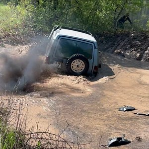 Land Rover 🆚 Jeep | Off-Road Battle 🚜🧐 Who Wins in the Mud? | The Best 4x4 Page