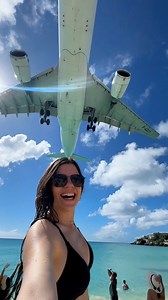 869K views · 2.5K reactions | A praia no Caribe conhecida por aviões passarem muito perto é a Maho Beach, em St. Maarten (lado holandês da ilha de São Martinho). Nela, o Aeroporto Internacional Princesa Juliana está localizado logo ao lado da faixa de areia. #praia #curiosidades #viagem | Gostaria De Ir | Facebook