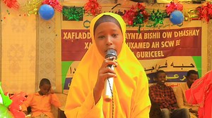 Gabar yar oo cod macaan ku qaadeysa Qasiido Nabi amaan ah. Sii faafi. | Captain Siyaad Barre