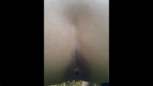 Trou du cul en gros plan pendant que je fais pipi à l’extérieur