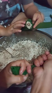 Process pembalutan kelupis kenyah😁 Tp yg ni sy tak pandai lagi. Msh bljr, nmpk senang, tp tgn sy yg terbelit klau bt ni.. failed 😌😜 #jangkauanluas #fypシ゚viralシfypシ゚ #taskchallenge | Uneng Tiew