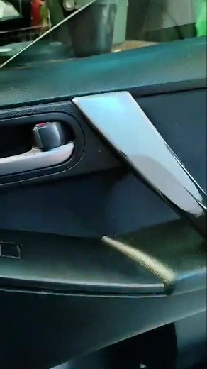 Te muestro Cómo quitar de forma correcta la tapa de Mazda 3 sin romperla mira esos trucos que te facilitarán el trabajo lo harás de forma sencilla #autos #detallingto #nicecarsrefaccioneds #Mazda3 | Leonardo Anzures