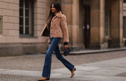 Jean évasé et bottes à bout pointu : le combo mode qui fait fureur cette saison - Elle