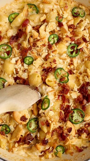 Warning: This Jalapeño Popper Mac & Cheese may outshine the turkey. 🔥🦃 Grab everything you need for this ooey-gooey spicy side at http://spr.ly/61837iSfU 📷: theboldappetite (IG) | ShopRite