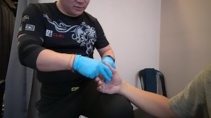 Trigger finger problem 触发手指问题 他给梁潤江师父治疗后，他没痛了。 He has trigger finger pain, after the CLM Tit Tar treatment, the pain gone. 😘❤️❤🌍👍🏼💯💪🙏😘👌🏻❤🇲🇾 Video taken : Joan Lim #Masterchrisleong #bonesetting #tittar #tabibtulang #clm #clmethod #sunwaydamasara #midvalley #drchris #datochris #跌打 #chris #datoserichris #setiaalam #sripetaling #bone #tulang #leong #梁潤江 | Chris Leong