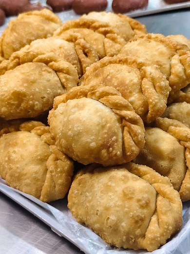 Chicken empanada recipe tayo ngayon gah na pangnegosyo natin😱 For empanadas crust 500g All purpose flour 1/2 tsp rock salt 2 tbsp sugar 3/4 cup water 3/4 cup margarine For chicken filling 3 tbsp oil 50g garlic 50g onion Star anis 700g chicken breast 300g potatoes 1 stick black pepper 1 knor cubes chicken 2 tbsp soy sauce 1 sachet oyster sauce 1 cup water Pinch of salt 1 tbsp light brown sugar 2 tbsp corn starch/ 2 tbsp water for dissolve Corn starch Add boiled egg for filling Oil for frying #em