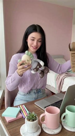 Распаковка Kaws #kaws #ai #распоковка #фигура #распоковка #kawscompanion #kawstoys #toys #girl