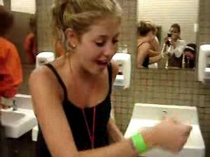 Fille bourrée vs Porte