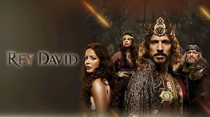 El Rey David Capítulo 20 “Nuestra historia comienza en 1045 a.C. en Belén, territorio Israelita. David tiene 10 años de edad y se está preparando para pastorear el rebaño de ovejas de su padre, Jesé (Isaí). David, siendo el menor, se convierte en el sirviente de la casa, relegado en relación a los demás ya que sus hermanos ocupan una posición privilegiada y de honor en su familia por ser valientes guerreros del Rey Saúl. David crece, y se convierte en un gran pastor, pero continúa siendo amoroso