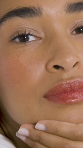 Rosewood und Red. Deine Essentials für einen unkomplizierten Look – on the go beim Auffrischen oder in deiner täglichen Routine. Die Lip to Cheek Sticks kannst du easy überall einsetzen. Mit wertvollen Heilpflanzenauszügen für deine Haut und strahlenden Farben für deine Wangen und Lippen.💋🌱 #makeupbydrhauschka #naturalcosmetics | Dr. Hauschka