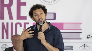 Suite à sa chute sur scène, Eric Antoine dévoile la nature de sa blessure et annonce une mauvaise nouvelle à ses fans - Télé-Loisirs