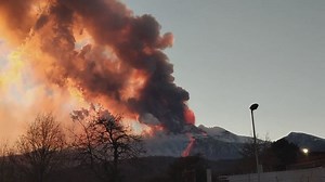 1.1K views · 50 reactions | Eruzione del vulcano Etna , Sicilia Video di Simone wallnöfer | NaturalMeteo | Facebook