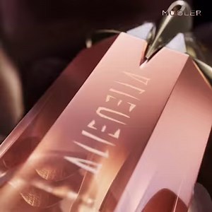 Discover Alien Goddess Supra Florale, a luminous floral ambery eau de parfum. باشراقة الورد والعنبر Alien Goddess Supra Florale تعرف على عطور @mugler #CreateTheExtraordinary #AlienGoddessSupraFlorale #mugler #newfragrance #bei #beibybeidoun #KuwaitCity #Kuwait | bei.shop