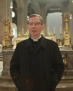 8.4K views · 615 reactions |  La jeunesse a soif de la messe traditionnelle et elle ne se trompe pas !  Cette tradition liturgique exprime de manière précise et claire notre foi.  Merci à l'Abbé Durodié du diocèse de Paris pour ses mots d'encouragement : si FIERS d'être catholiques. | Notre-Dame de Chrétienté | Facebook