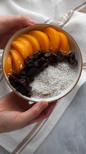 A healthy porridge recipe for a quick and delicious breakfast with peaches. | All Nutritious