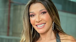 En traje de baño, Catherine Fulop exhibe sus curvas a sus 58 años