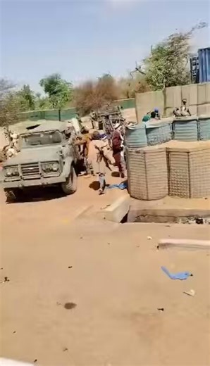 🇲🇱🇫🇷🇷🇺 France24: « Le Mali a expulsé les Français pour faire entrer les Russes, et maintenant les djihadistes abattent les hélicoptères de Wagner du ciel. »
