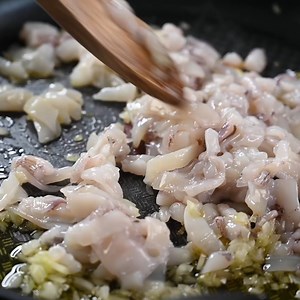 Morbidi fuori, saporiti dentro 🦑 Con un ripieno ricco e la cottura lenta in tegame, diventano irresistibili! ➡️ Guarda il video fino alla fine per tutti i segreti della preparazione! | Cookaround - Cucina e Ricette