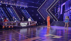 JoJo Siwa reveals what Derek Hough said to her after he was booed for his ‘right’ critique on ‘Dancing with the Stars’