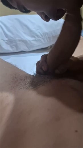 RT @bate_bro16: straight married guy loves the way this boy sucks his big uncut cock. Bet his wife never sucks this good #blowjob #straight…
