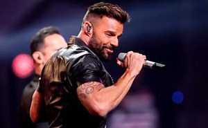 Señalan cambios en el rostro de Ricky Martin tras reaparecer en video