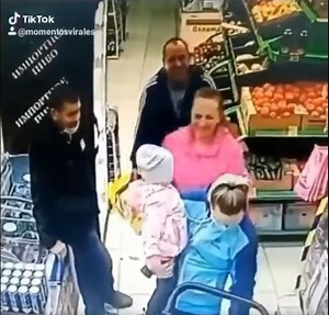 Prišla joj je neznanka u prodavnici i pružila ruke ka njenom detetu: Dala ga je bez pogovora