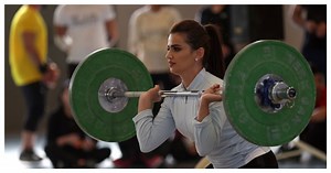 «Barbie musculosa»: chica con cara de muñeca y un gran físico puede levantar un peso de 180 kg | mujer | Levantamiento de pesas | ejercicio | The Epoch Times en español