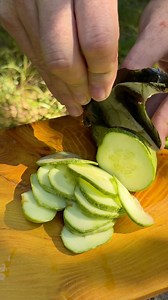 Have you ever seen how sharp obsidian is? #dragonglass #obsidian #novembersouth | November South