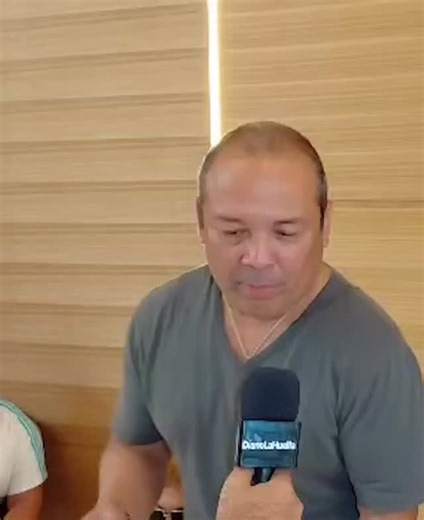 🥊 DEL “FAMOSO” HERNÁNDEZ A SAM CONTRERAS JR.: LEGADO Y FUTURO DEL BOXEO SALVADOREÑO Carlos “Famoso” Hernández expresó su orgullo y entusiasmo por apoyar a Sam Contreras Jr. en la función de este fin de semana. “Yo me siento feliz, estoy agradecido con ellos que han hecho un gran cambio a nuestro país. (…) Me siento tan orgulloso de ser salvadoreño. Y que estoy aquí apoyando a mi hermano, mi hermanito Sam Contreras. Hasta me dan un poco de celos porque yo quisiera pelear en esta función. Pero él