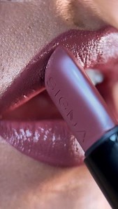 2K views · 19 reactions | The lipstick of our dreams  The Infinity Point Lipstick is enriched with hydrating ingredients and made with a deluxe patented ridge for a precise application every time! Model is wearing shade Peach Tea  : shinewithsusu Shop now at sigmabeauty.com ✨ | Sigma Beauty | Facebook